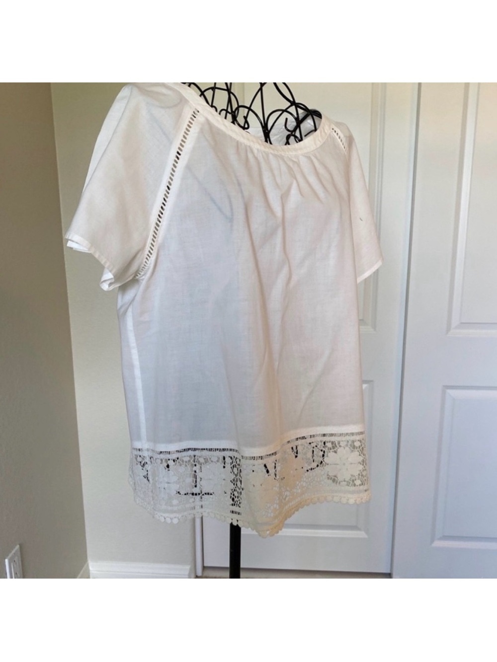 cupcakes & cashmere White Lace Trim Top - Picture 3 of 7